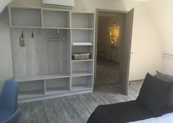Tiszavilag Pihenohaz Πανσιόν *